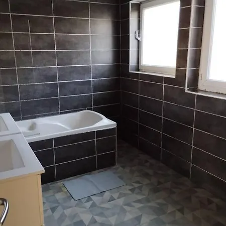Holiday home Maison Pour 11 Personnes Max Brest